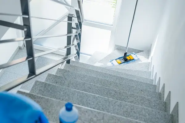 Treppenhausreinigung im Mehrfamilienhaus